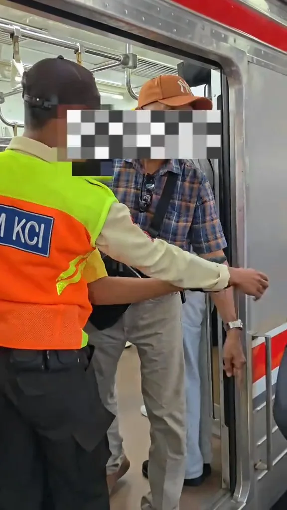 Lelaki Tersenggol & iPhone Terjatuh Ke Landasan, Wanita Tantrum Terpekik-Pekik