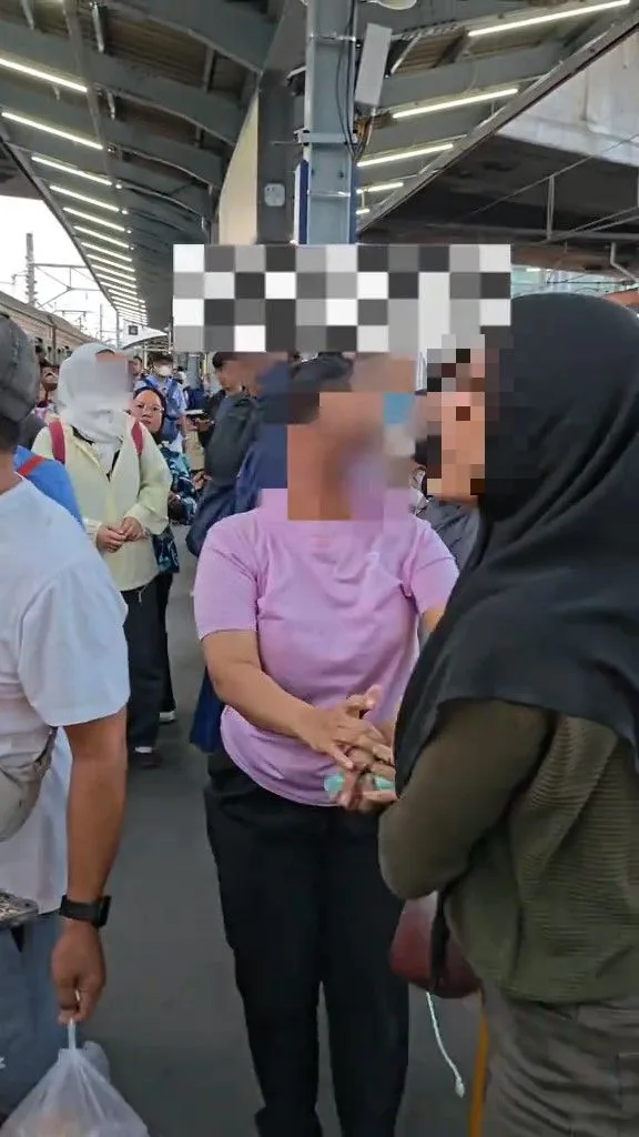 Lelaki Tersenggol & iPhone Terjatuh Ke Landasan, Wanita Tantrum Terpekik-Pekik