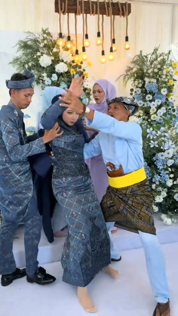 “Dia Nampak 7 Puteri Siam Berbaju Kuning”-Pengantin Naik Sheikh Ikut Bersilat
