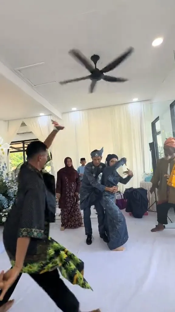“Dia Nampak 7 Puteri Siam Berbaju Kuning”-Pengantin Naik Sheikh Ikut Bersilat