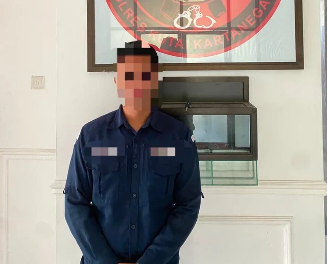 Kesal Muka Kerap Dijadikan Stiker WhatsApp, Lelaki Curah Petrol Di Tempat Kerja