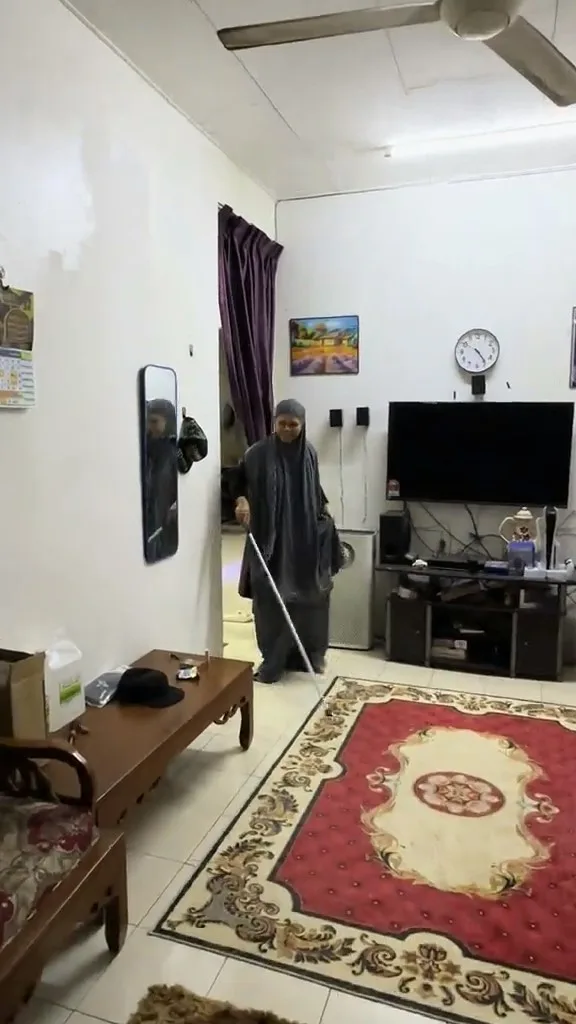 Hilang Daya Melihat, Isteri Setia Bukakan Pintu Bila Suami Pergi & Balik Kerja