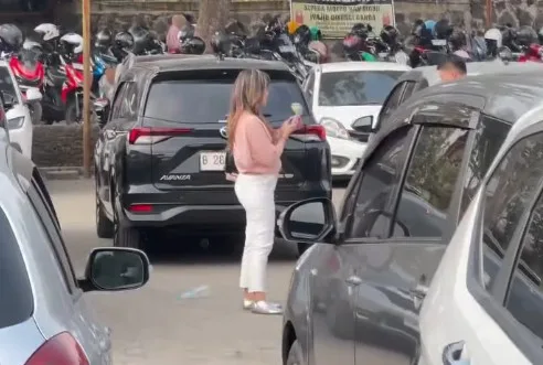 Isteri Ditegur Sebab Cop Parking, Lelaki Sado Melenting, Lucut Baju & Ajak Lawan