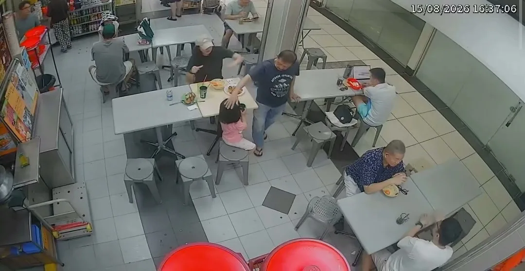 Usap Manja Kepala Anak Pelanggan, Pakcik Tua Ditolak Hingga Terperosok Ke Lantai