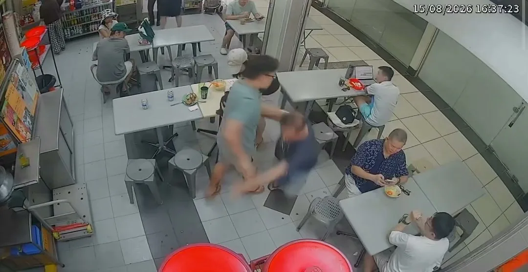 Usap Manja Kepala Anak Pelanggan, Pakcik Tua Ditolak Hingga Terperosok Ke Lantai