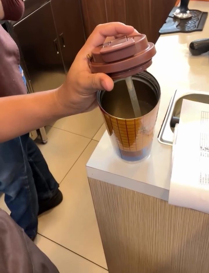 Pelanggan Bagi Tumbler Busuk & Belum Dicuci, Barista Letih Tegur Banyak Kali