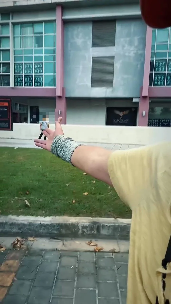 Bapa Bergelut Atas Jalan Untuk Tenangkan Adam, Orang Awam Hanya Lihat Tak Bantu