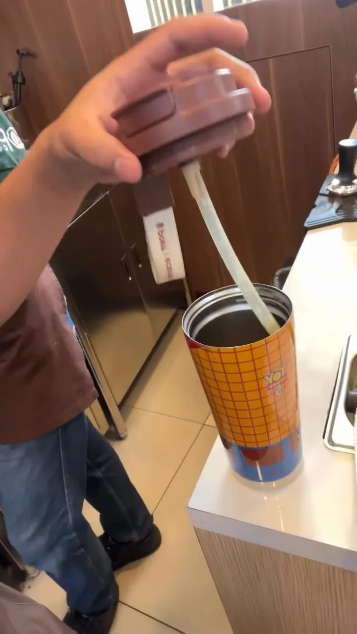 Pelanggan Bagi Tumbler Busuk & Belum Dicuci, Barista Letih Tegur Banyak Kali