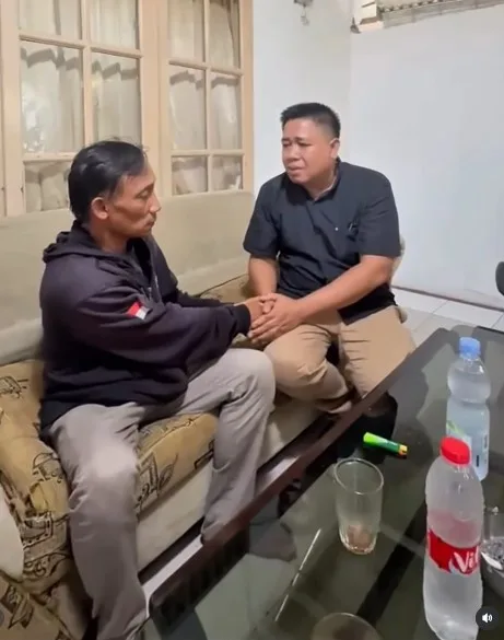 Rider Tak Sengaja Senggol Cermin Sisi, Pemandu Alphard Hempas Batu Ke Motosikal