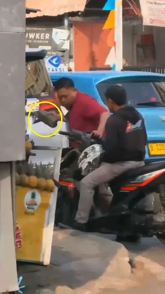 Rider Tak Sengaja Senggol Cermin Sisi, Pemandu Alphard Hempas Batu Ke Motosikal