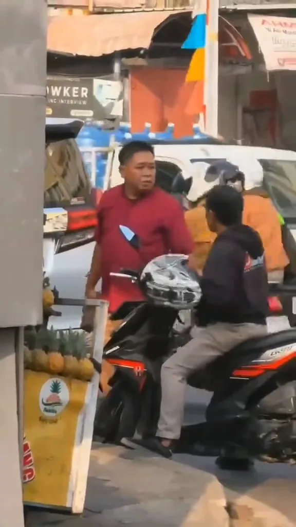 Rider Tak Sengaja Senggol Cermin Sisi, Pemandu Alphard Hempas Batu Ke Motosikal